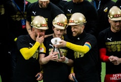 Spelare i BK Häcken poserar med Gustaf VI Adolfs pokal.
