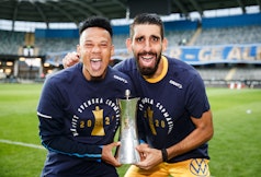 Spelare i IFK Göteborg poserar med Gustaf VI Adolfs pokal.