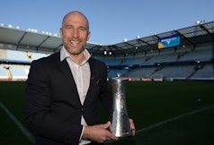 Henrik Rydström poserar med Gustaf VI Adolfs pokal.